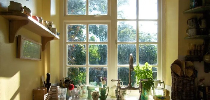 How to decorate a kitchen window box