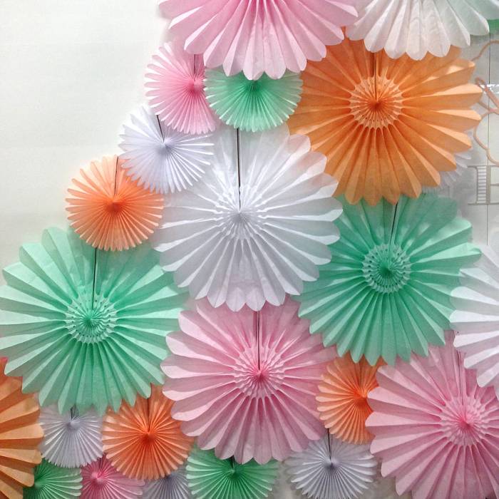 How to make a tissue fan decoration